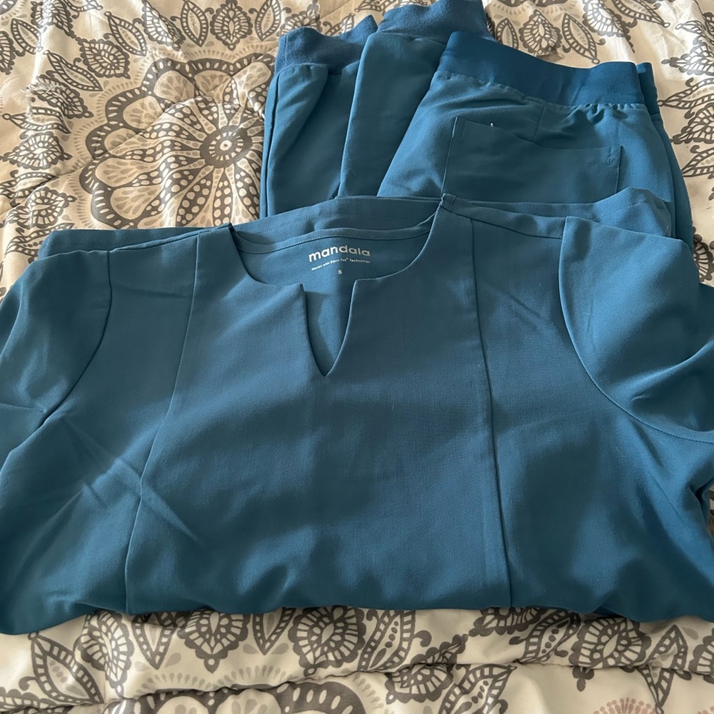 Mandala Caribbean Blue scrub set